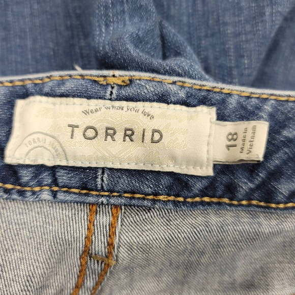 Torrid Bermuda Length Distressed Whiskering Women's Denim Shorts 18 - Picture 4 of 5